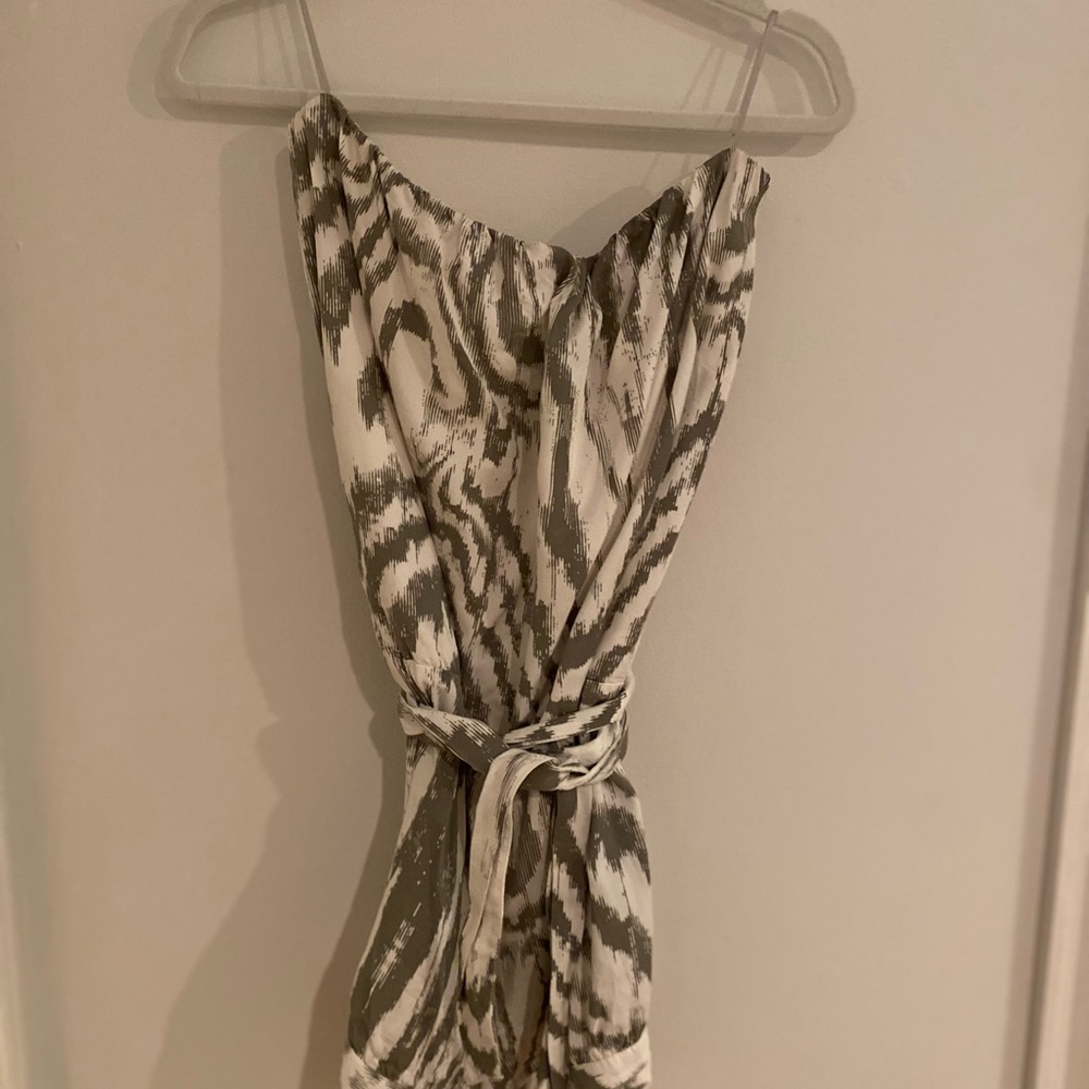 Guess romper cuffed, legs look fantastic, elastic waist with matching tie belt.